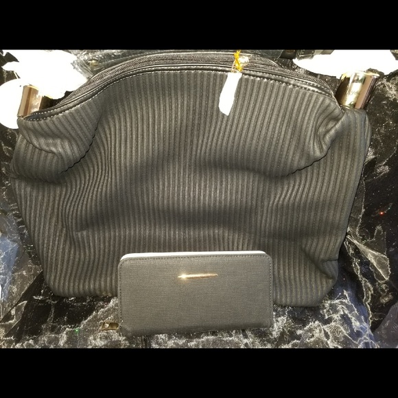 Handbags - Picture 6 of 8